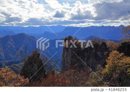 群馬の妙義山の中間道第四石門付近から見た南東眺望 41846255