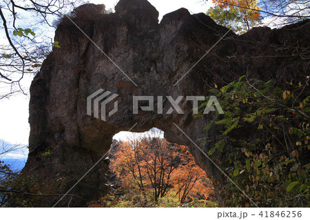 群馬の妙義山の中間道の第四石門越しに見た紅葉 41846256