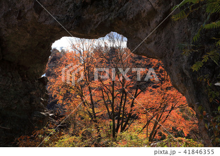 群馬の妙義山の中間道第四石門から紅葉を見る 41846355