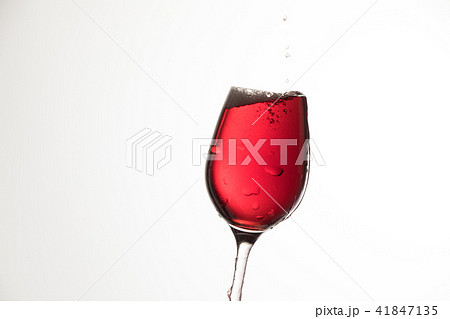 赤ワインをグラスに注ぐ 赤ワインをグラスに注ぐ 41847135