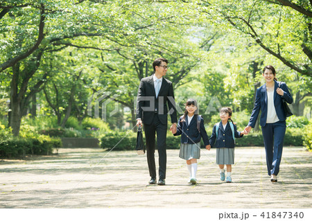 家族 小学生 通学 通勤 入学式 イメージ 41847340