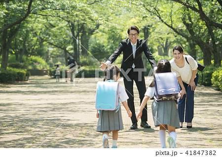 親子 小学生 通学 通勤 イメージ 親子 小学生 通学 通勤 イメージ 41847382