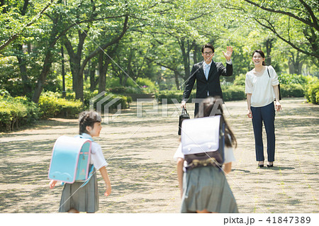 親子 小学生 通学 通勤 イメージ 41847389