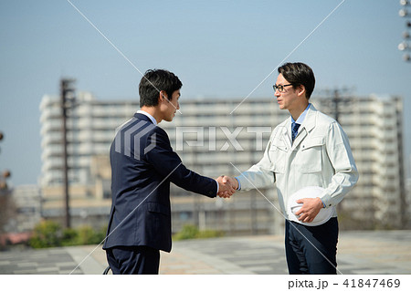 握手 ビジネスマン 作業員 青空 ビジネス イメージ 41847469