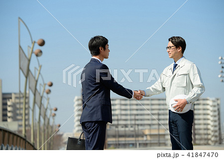 握手 ビジネスマン 作業員 青空 ビジネス イメージ 41847470