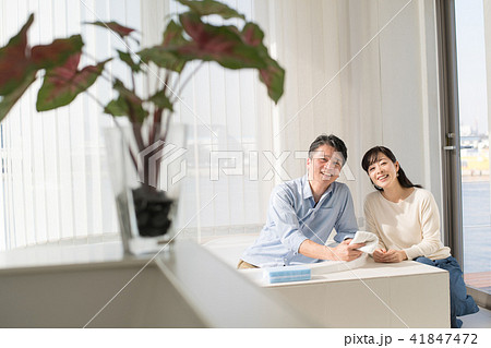 ミドル 夫婦 バスルーム ライフスタイル イメージ 41847472