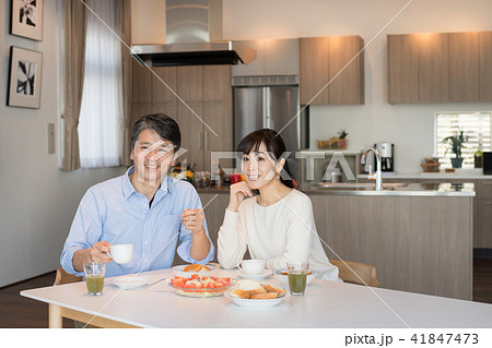 夫婦 食事 ダイニング ライフスタイル イメージ 41847473