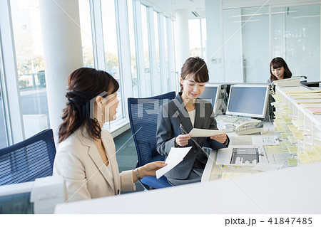 ビジネスウーマン オフィス 受付 ビジネス イメージ ビジネスウーマン オフィス 受付 ビジネス イメージ 41847485