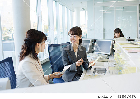 ビジネスウーマン オフィス 受付 ビジネス イメージ ビジネスウーマン オフィス 受付 ビジネス イメージ 41847486