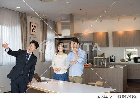 夫婦 リフォーム ビジネスマン 商談 イメージ 41847495