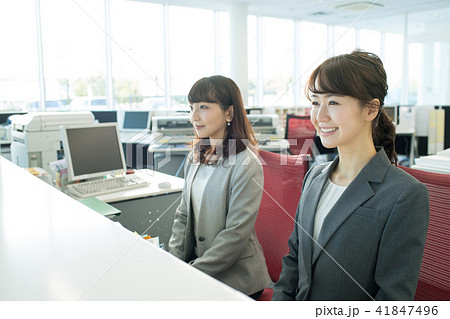 ビジネスウーマン オフィス 受付 ビジネス イメージ 41847496