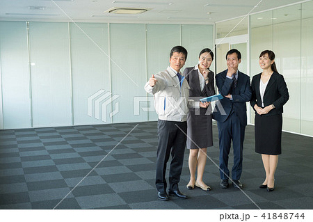 ビジネスチーム オフィス イメージ ビジネスチーム オフィス イメージ 41848744