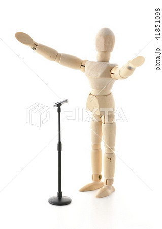 マイクの前で大きい声で。 41851098