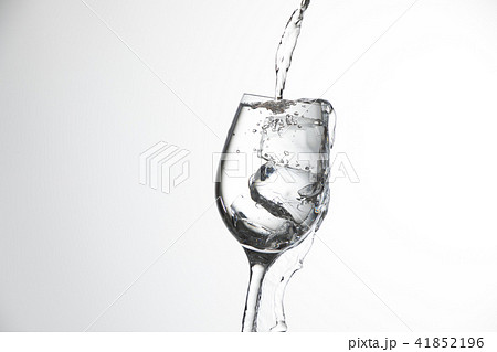 氷入りのグラスに水を注ぐ 41852196
