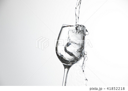氷入りのグラスに水を注ぐ 41852218