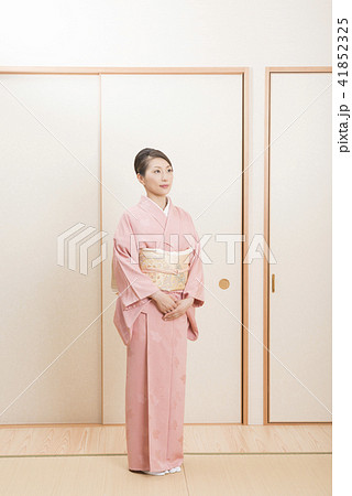 着物の女性 41852325