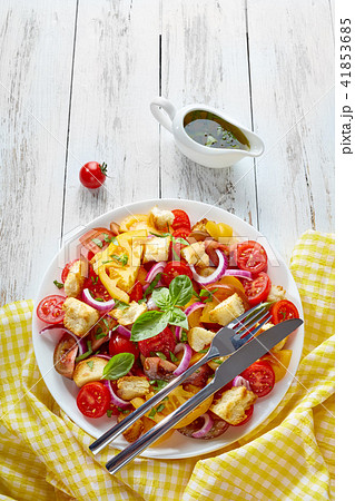 salad panzanella with tomatoes, croutons, basil salad panzanella with tomatoes, croutons, basil 41853685