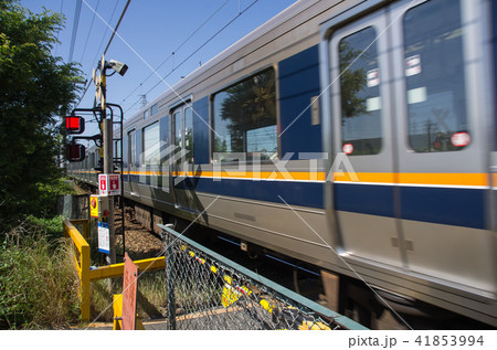 列車が通過する踏切 列車が通過する踏切 41853994