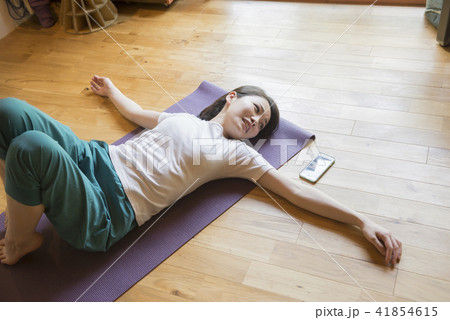 ビューティー ヨガ フィットネス yoga スポーツウェア ひとり リビング