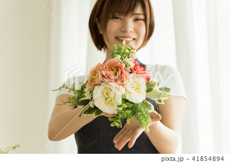 ブーケを作る女性 ブーケを作る女性 41854894