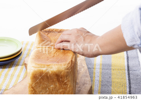 食パンを切る手元 41854963