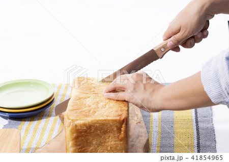 食パンを切る手元 41854965