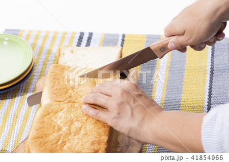 食パンを切る手元 41854966