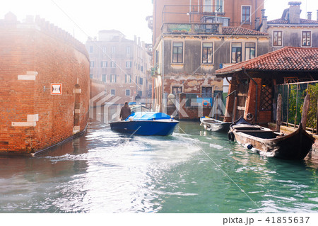 Venetian channel with ancient houses and boats 41855637