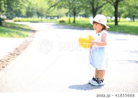 ボールで遊ぶ子供 ボールで遊ぶ子供 41855668