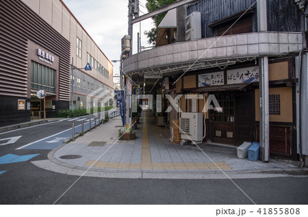 大阪・早朝の阪急岡町駅駅前の風景 大阪・早朝の阪急岡町駅駅前の風景 41855808