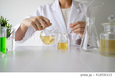 doctor woman scientist making herbal medicine 41856315