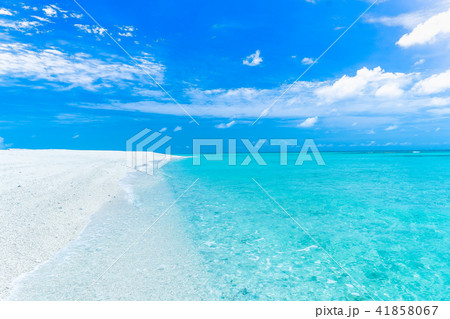 久米島「はての浜」の白い砂浜と青い空、透明感ある海 久米島「はての浜」の白い砂浜と青い空、透明感ある海 41858067