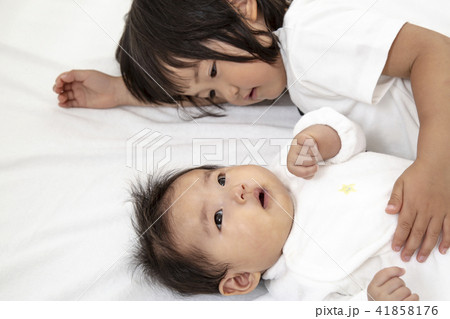 新生児の妹の世話をする幼い姉 41858176