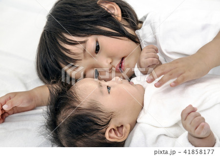 新生児の妹の世話をする幼い姉 新生児の妹の世話をする幼い姉 41858177