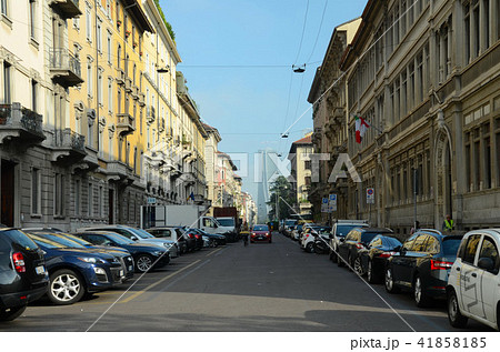 築100年以上の建物の街、車がお尻を向け合ったり、90度横向きに駐車している 築100年以上の建物の街、車がお尻を向け合ったり、90度横向きに駐車している 41858185