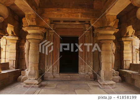 Dvara-bandha and the mukha-mandapa 41858199