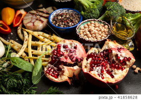 Falafel and hummus 41858628