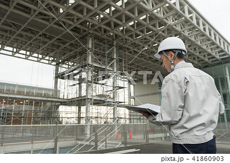 ビジネスマン 建築現場 屋外 建設業 ビジネスイメージ ビジネスマン 建築現場 屋外 建設業 ビジネスイメージ 41860903