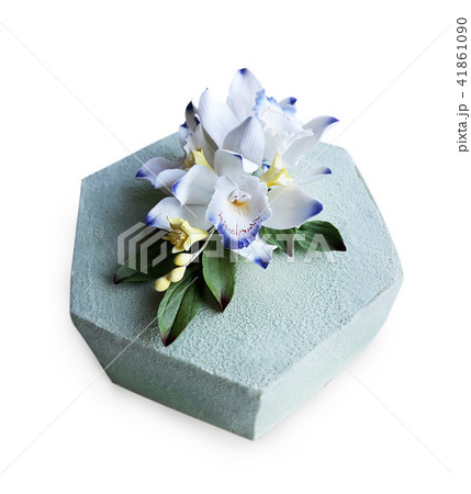 Cake decorated with sugar flowers Cake decorated with sugar flowers 41861090