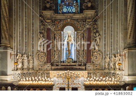 Altar of the Virgin Mary with the child Jesus 41863002