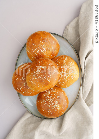 Whole wheat burger buns 41865363