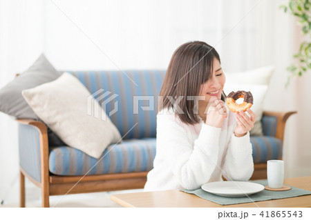 ルームウェア・女性・ソファ ルームウェア・女性・ソファ 41865543