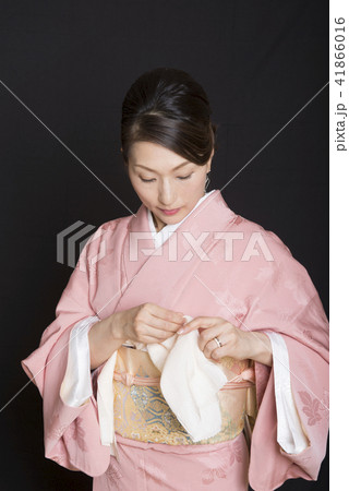 着付けをする女性 着付けをする女性 41866016