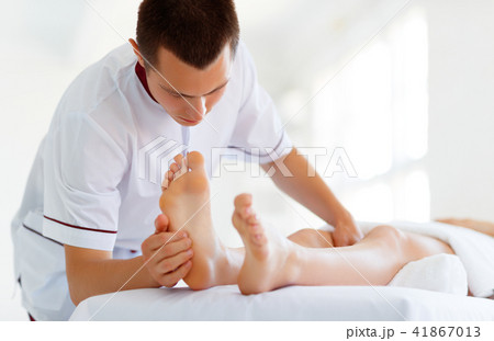beautiful girl enjoys massage and spa treatments 41867013