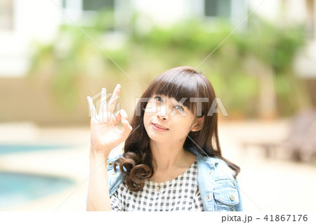 若い女性　上半身　指　オーケー 41867176