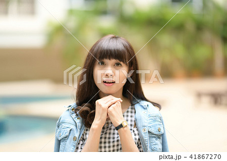 若い女性　上半身　手を合わせる 41867270