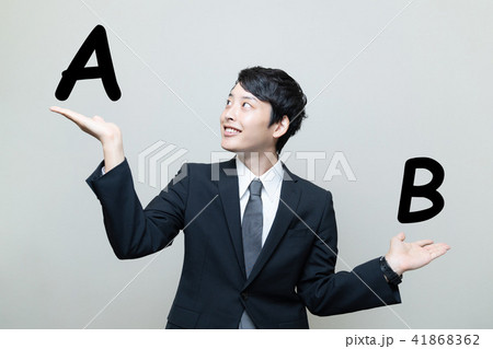 AとBを比べる男性 41868362
