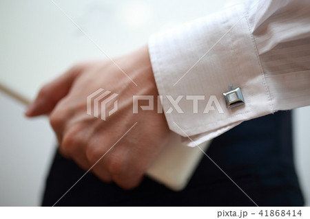 カフスボタン (ボディパーツ 顔なし 人物 会社員 ワイシャツ 役職 社長 コピースペース 手) カフスボタン (ボディパーツ 顔なし 人物 会社員 ワイシャツ 役職 社長 コピースペース 手) 41868414