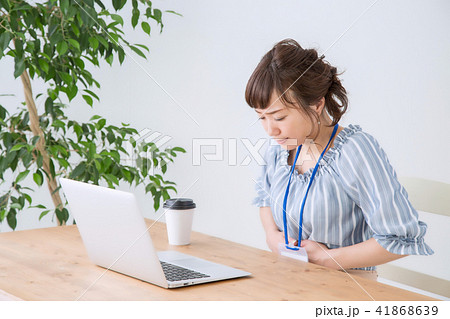 お腹が痛い女性 41868639
