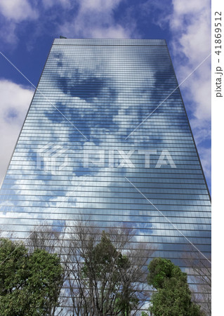 ビルに映る空と雲 41869512